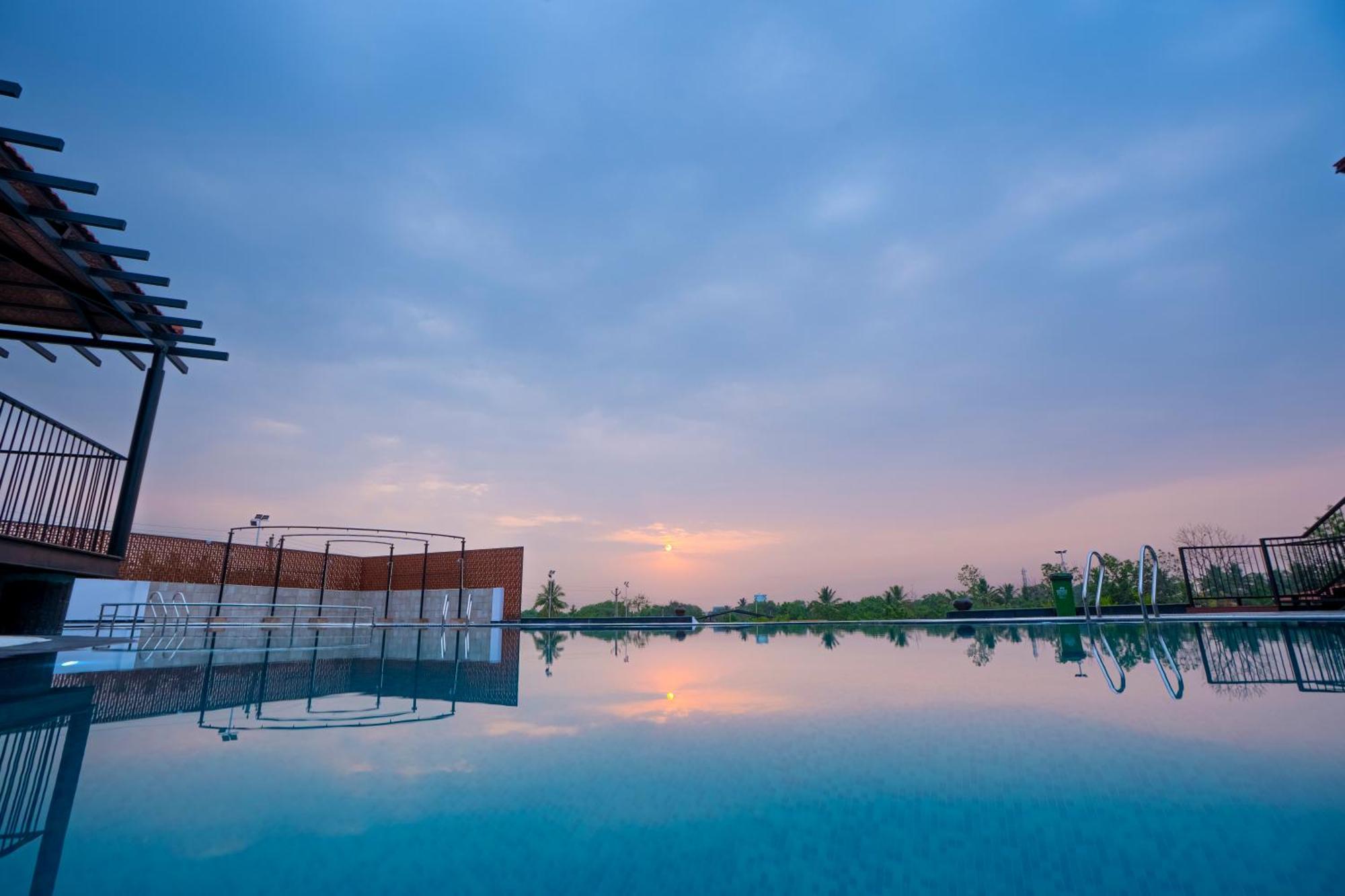 Serene Resort Hyderabad Шамшабад Екстериор снимка